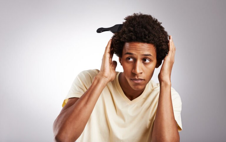 Stappenplan Kroes Haar Sneller Laten Groeien: Jouw Complete Gids voor Gezonde Haargroei. 10 49666538 keep calm and flaunt your afro studio shot of a young man posing with his afro comb in his hair